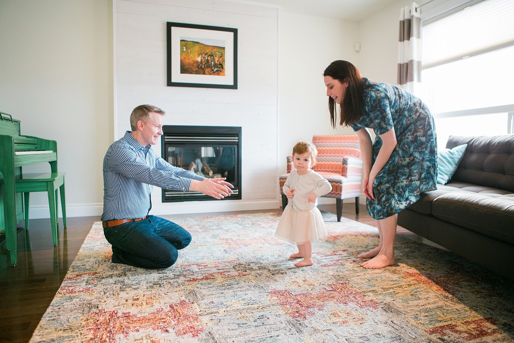 baby's first steps, lifestyle family photos